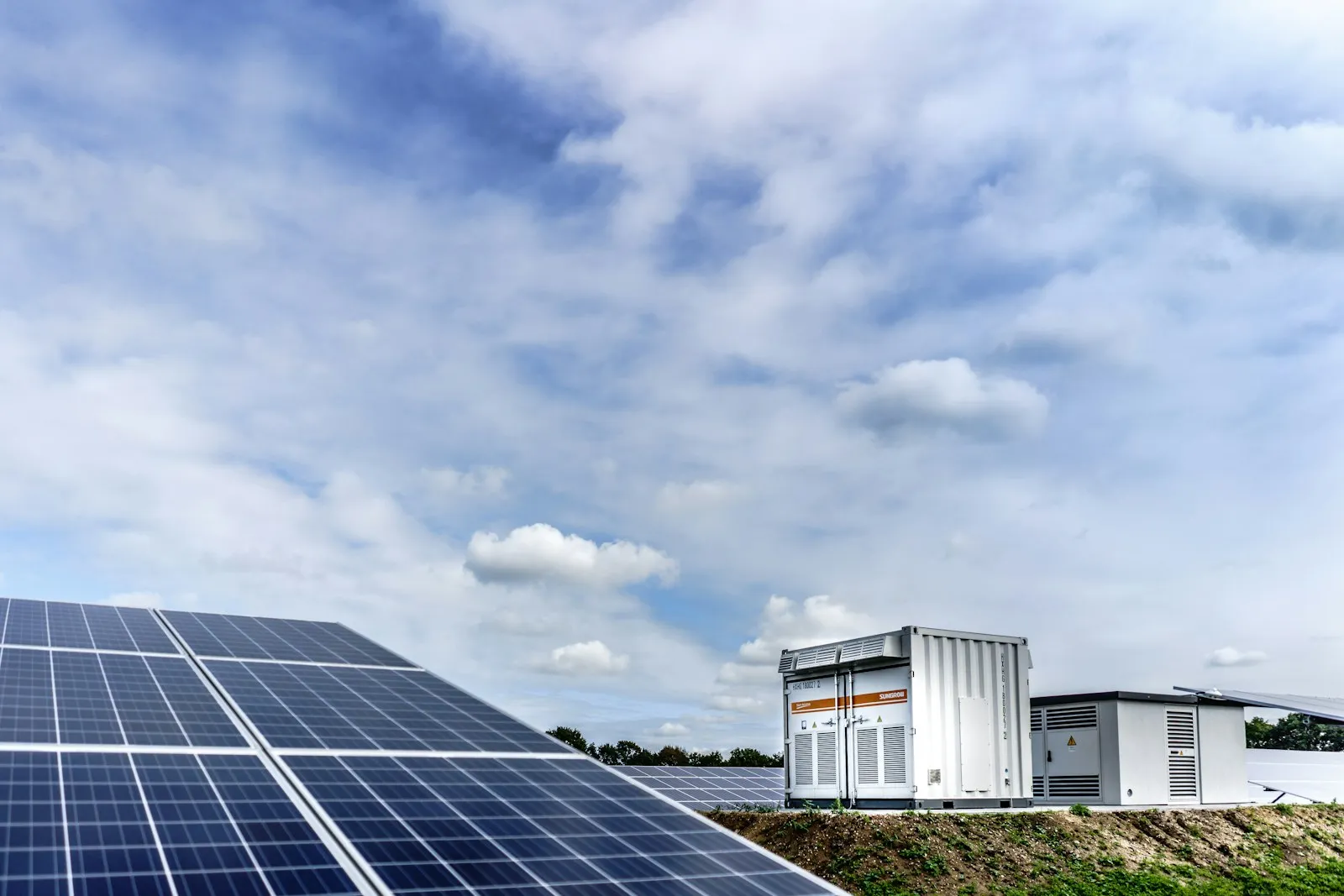 Solarpark mit Containern für Batteriespeicher