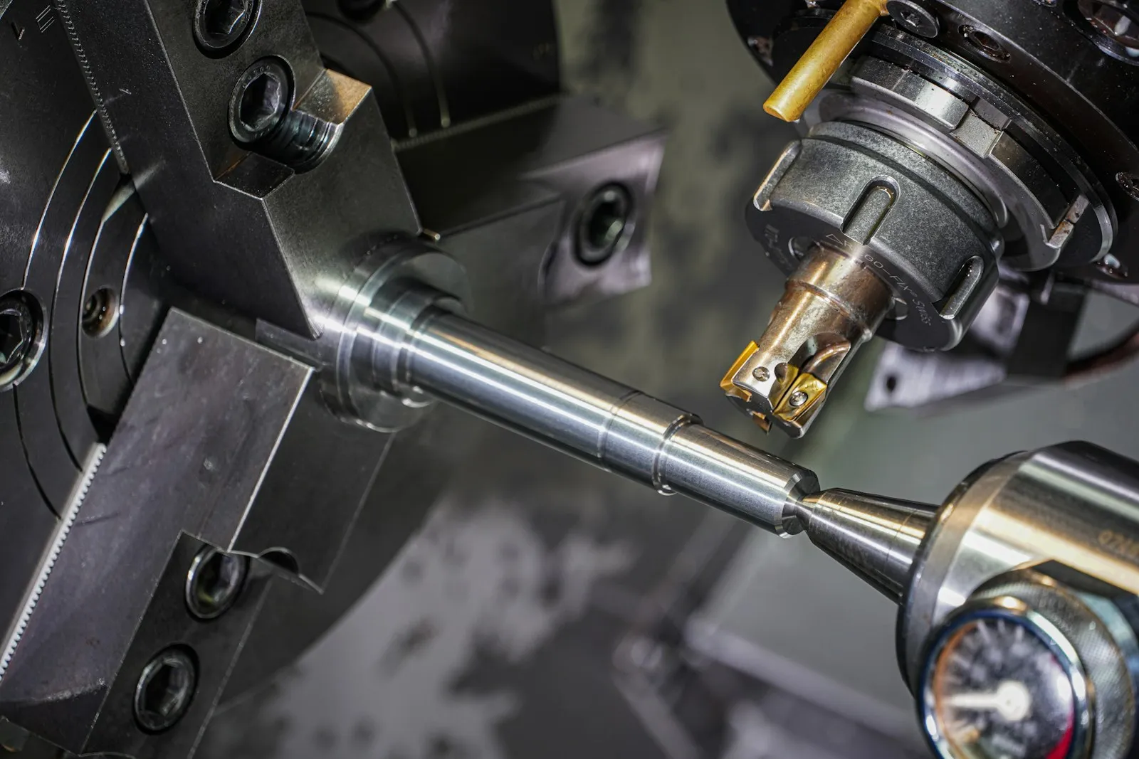 Drehmaschine bearbeitet eine Metallwelle
